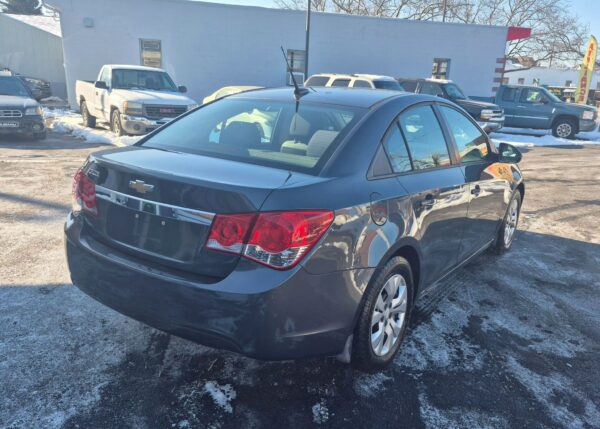 2013 Chevrolet Cruze LS - Image 10