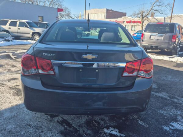 2013 Chevrolet Cruze LS - Image 9