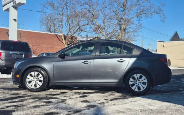 2013 Chevrolet Cruze LS - Image 7