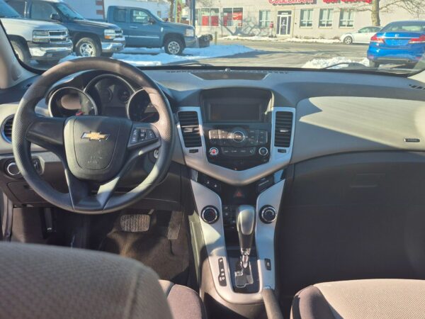 2013 Chevrolet Cruze LS - Image 4