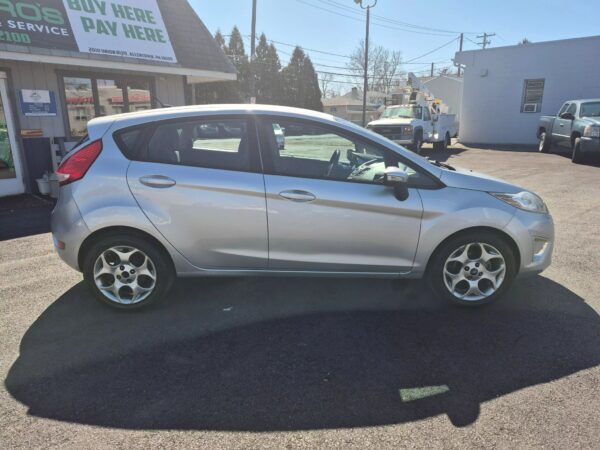 2011 Ford Fiesta SES - Image 10