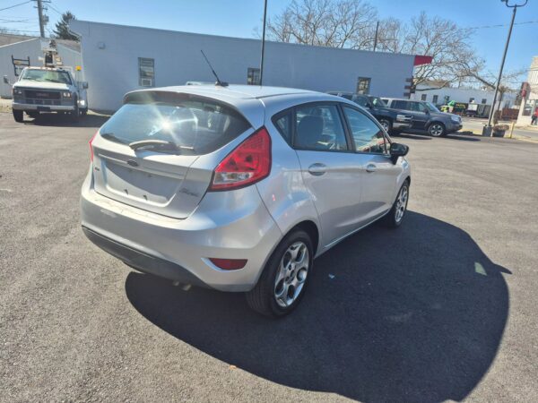2011 Ford Fiesta SES - Image 9