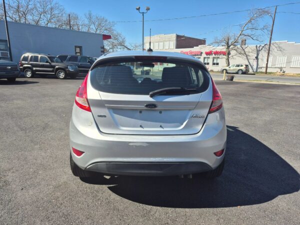 2011 Ford Fiesta SES - Image 8