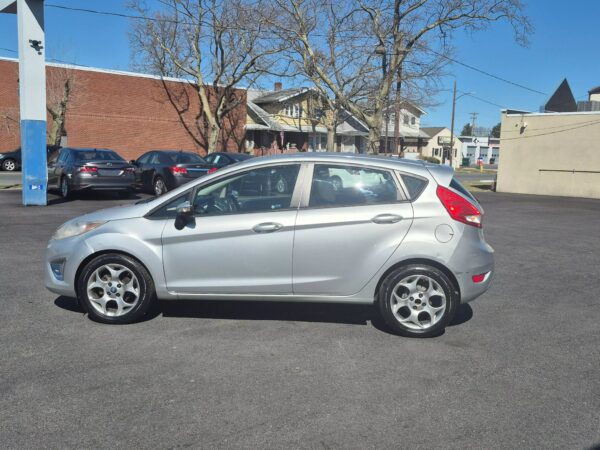 2011 Ford Fiesta SES - Image 6